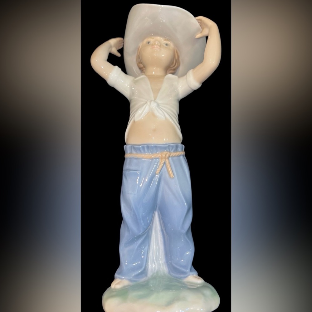 COWBOY LLADRO NAO #00182 BOY WITH LARGE SOMBRERO
10"